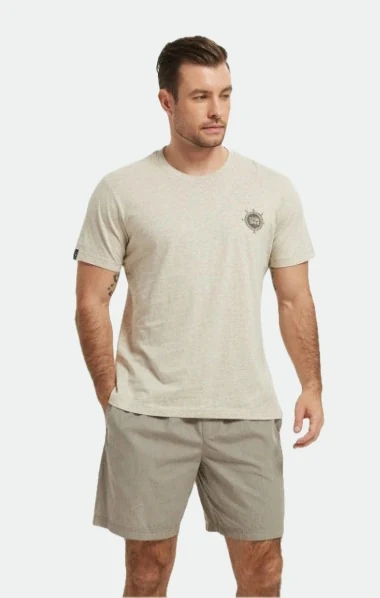 Man wearing a light-coloured T-shirt with casual shorts